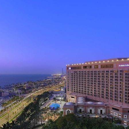 Jeddah Hilton Otel Dış mekan fotoğraf The hotel at night