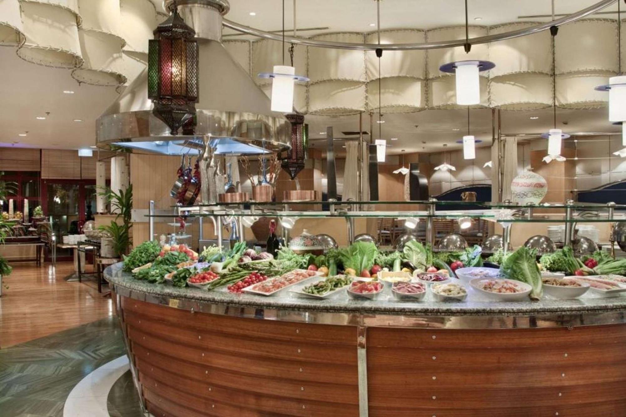 Jeddah Hilton Otel Dış mekan fotoğraf A salad bar