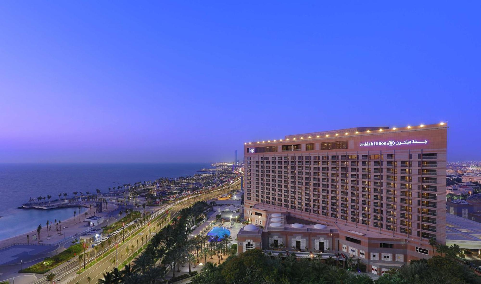 Jeddah Hilton Otel Dış mekan fotoğraf The hotel at night