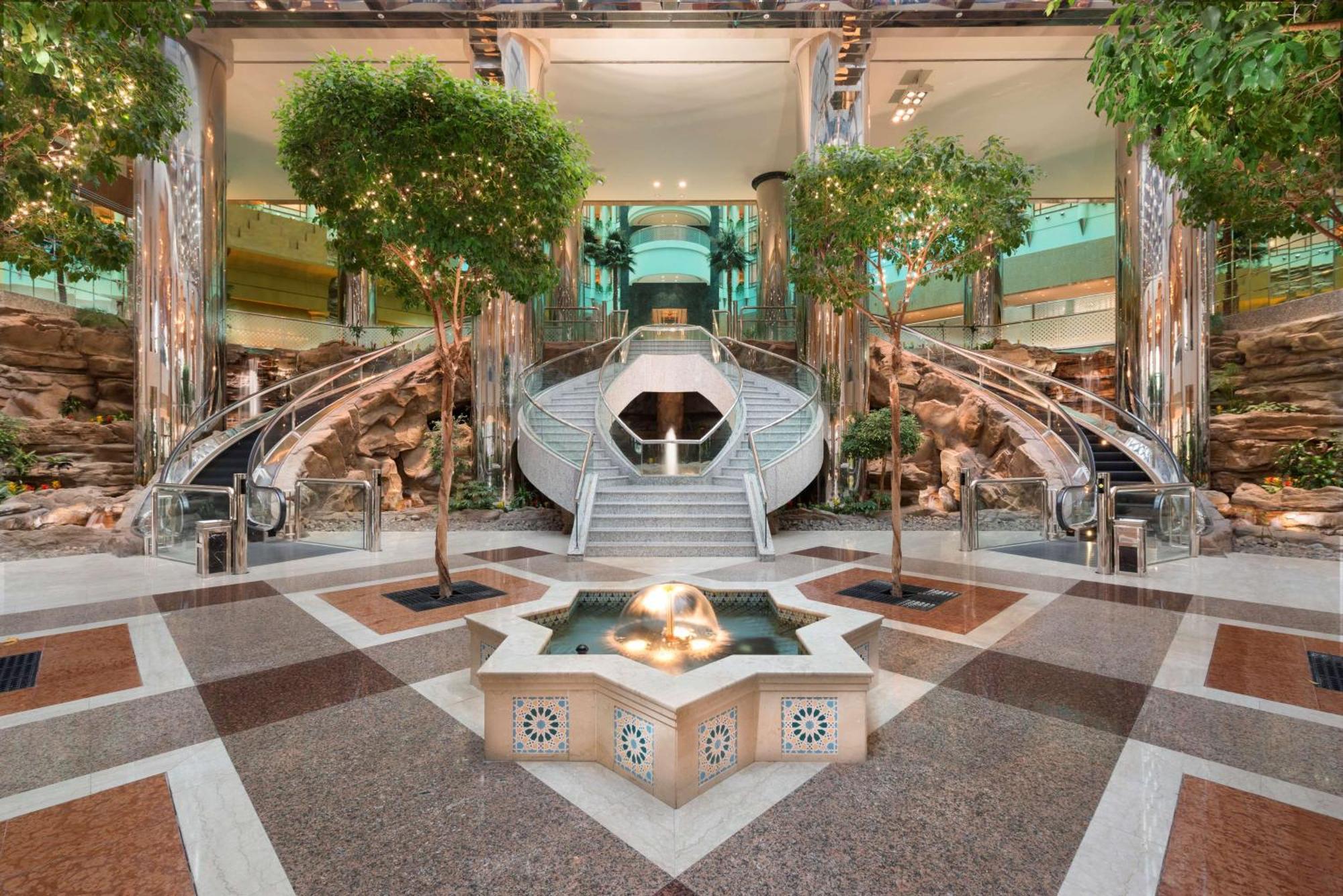 Jeddah Hilton Otel Dış mekan fotoğraf The lobby of the hotel