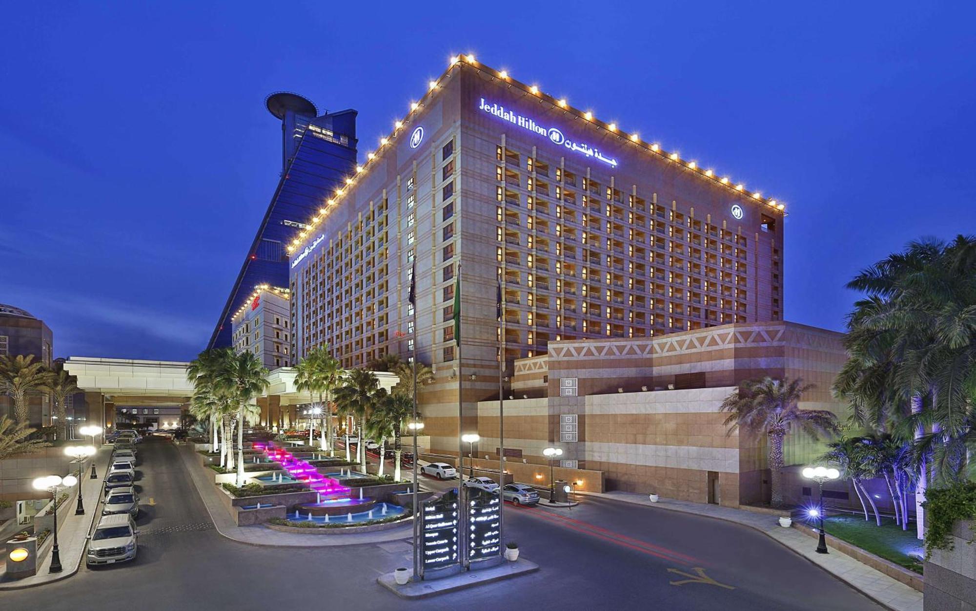 Jeddah Hilton Otel Dış mekan fotoğraf The hotel at night